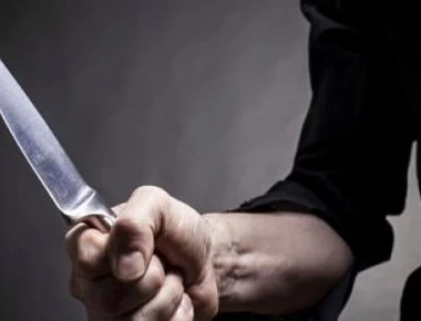 Εξάρχεια: Κουκουλοφόρος απείλησε με μαχαίρι ιδιοκτήτη μπαρ και απέσπασε 420 ευρώ από το ταμείο